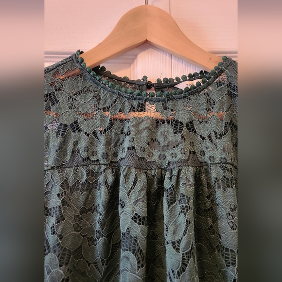 Green lace overlay sleeveless top. - Picture 2 of 5